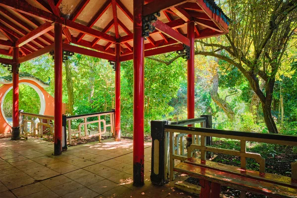 포르투갈 리스본의 정원에 아시아인의 초목으로 뒤덮인 붉은색 중국식 — 스톡 사진