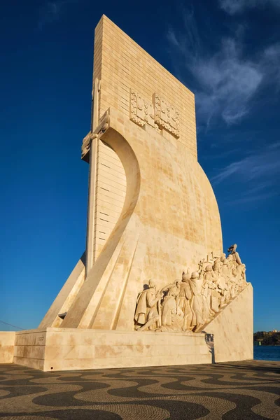 Лиссабон Португалия Августа 2022 Года Памятник Открытий Берегу Реки Тагус — стоковое фото