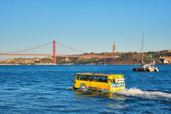 Lizbon Portekiz Ağustos 2022 Tagus Nehri Üzerinde Nisan Köprüsü Bulunan — Stok fotoğraf