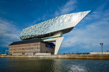 ANTWERP, BELGIUM - 27 Mayıs 2018: Porthuis liman idaresi ünlü Zaha Hadid Architects tarafından tasarlandı.