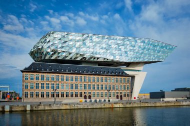 ANTWERP, BELGIUM - 27 Mayıs 2018: Porthuis liman idaresi ünlü Zaha Hadid Architects tarafından tasarlandı.