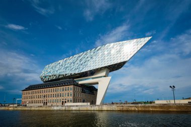 ANTWERP, BELGIUM - 27 Mayıs 2018: Porthuis liman idaresi ünlü Zaha Hadid Architects tarafından tasarlandı.