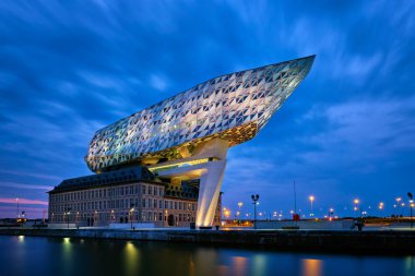 ANTWERP, BELGIUM - 27 Mayıs 2018: Porthuis liman dairesi ünlü Zaha Hadid Mimarlar tarafından tasarlandı.