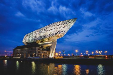 ANTWERP, BELGIUM - 27 Mayıs 2018: Porthuis liman dairesi ünlü Zaha Hadid Mimarlar tarafından tasarlandı.