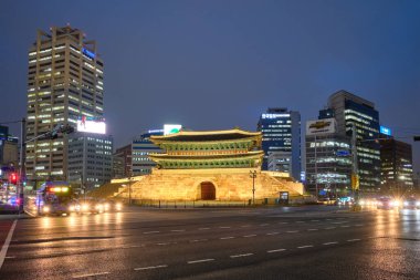 Seoul, Güney Kore - 1 Nisan 2016: Namdaemun kapısı Sungnyemun şehir trafik, Seoul, Güney Kore ile gece