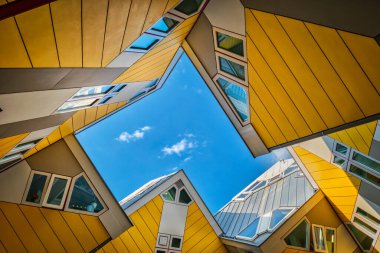 ROTTERDAM, NETHERLANDS - 11 Mayıs 2017: Küp evleri - Mimar Piet Blom tarafından tasarlanan yenilikçi küp şekilli evler Rotterdam, Hollanda 'da alanı optimize etme fikri artık turistik bir ilgi odağı haline geldi.