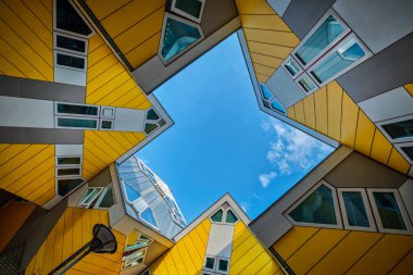 ROTTERDAM, NETHERLANDS - 11 Mayıs 2017: Küp evleri - Mimar Piet Blom tarafından tasarlanan yenilikçi küp şekilli evler Rotterdam, Hollanda 'da alanı optimize etme fikri artık turistik bir ilgi odağı haline geldi.