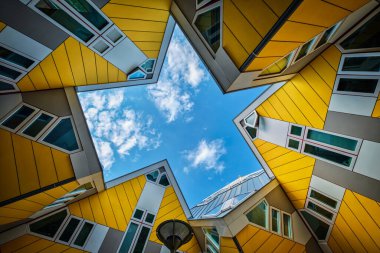 ROTTERDAM, NETHERLANDS - 11 Mayıs 2017: Küp evleri - Mimar Piet Blom tarafından tasarlanan yenilikçi küp şekilli evler Rotterdam, Hollanda 'da alanı optimize etme fikri artık turistik bir ilgi odağı haline geldi.