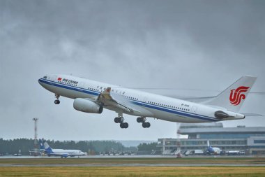 Minsk, Beyaz Rusya - 15 Haziran 2018: Air China'nın Airbus A330-200 uçağı Ulusal Minsk Havaalanı'nda piste çıkıyor