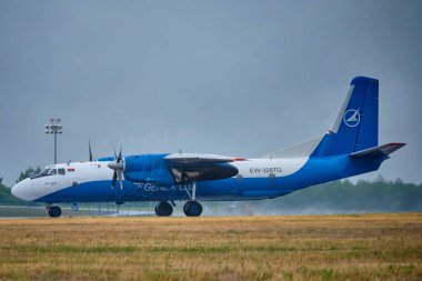 MINSK, BELARUS - 15 Haziran 2018: Genex kargo uçağı Antonov An-26B Minsk Ulusal Havaalanı 'ndan kalkmaya hazırlanıyor
