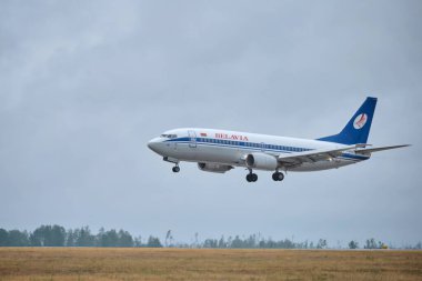 Minsk, Belarus - 15 Haziran 2018: Belavia Belarus Havayolları Boeing 737-300 sefer sayılı uçak Minsk havaalanına inmiştir.