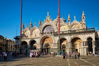 VENICE, İtalya - 27 Haziran 2018: Venedik, İtalya 'da turistlerle birlikte St. Mark' s Bazilika ve San Marco Meydanı