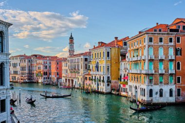 VENICE, İtalya - 27 Haziran 2018: Günbatımında tekne ve gondollu Grand Canal, Venedik, İtalya