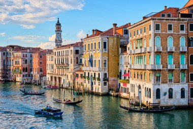 VENICE, İtalya - 27 Haziran 2018: Günbatımında tekne ve gondollu Grand Canal, Venedik, İtalya