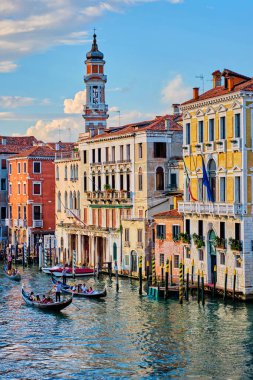 VENICE, İtalya - 27 Haziran 2018: Günbatımında tekne ve gondollu Grand Canal, Venedik, İtalya