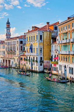 VENICE, İtalya - 27 Haziran 2018: Günbatımında tekne ve gondollu Grand Canal, Venedik, İtalya