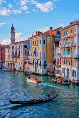 VENICE, İtalya - 27 Haziran 2018: Günbatımında tekne ve gondollu Grand Canal, Venedik, İtalya