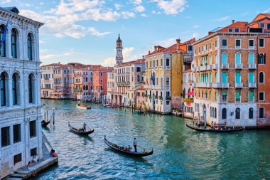 VENICE, İtalya - 27 Haziran 2018: Günbatımında tekne ve gondollu Grand Canal, Venedik, İtalya