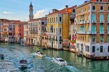 VENICE, İtalya - 27 Haziran 2018: Günbatımında tekne ve gondollu Grand Canal, Venedik, İtalya