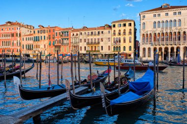 VENICE, İtalya - 27 Haziran 2018: Günbatımında tekne ve gondollu Grand Canal, Venedik, İtalya