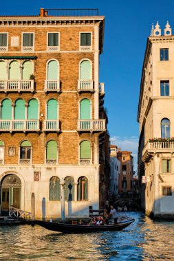 VENICE, İtalya - 27 Haziran 2018: Günbatımında tekne ve gondollu Grand Canal, Venedik, İtalya