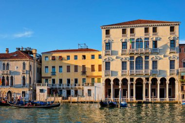 VENICE, İtalya - 27 Haziran 2018: Günbatımında tekne ve gondollu Grand Canal, Venedik, İtalya