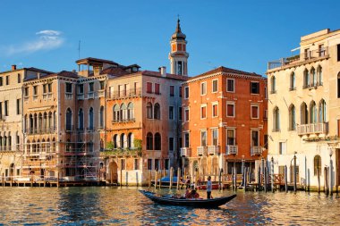 VENICE, İtalya - 27 Haziran 2018: Günbatımında tekne ve gondollu Grand Canal, Venedik, İtalya