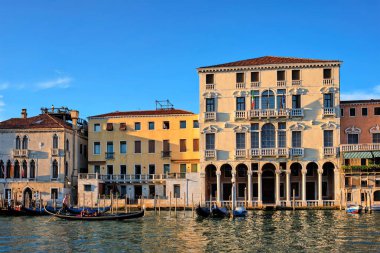 VENICE, İtalya - 27 Haziran 2018: Günbatımında tekne ve gondollu Grand Canal, Venedik, İtalya