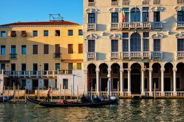 VENICE, İtalya - 27 Haziran 2018: Günbatımında tekne ve gondollu Grand Canal, Venedik, İtalya