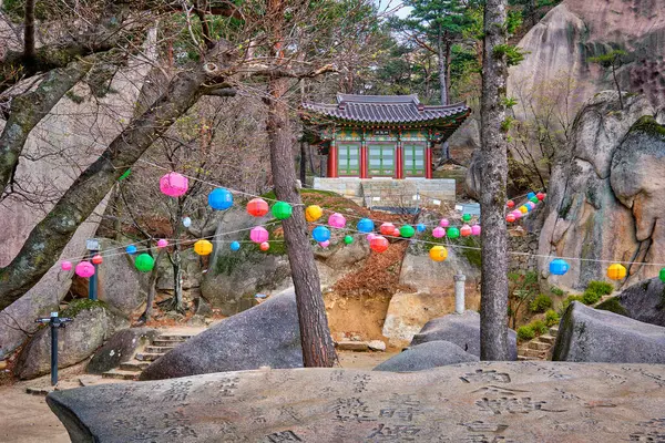 Stock image SEORAKSAN, SOUTH KOREA - APRIL 14, 2017: Kyejoam Seokgul Hermitage shrine and Ulsanbawi rock in Seoroksan National park, South Korea