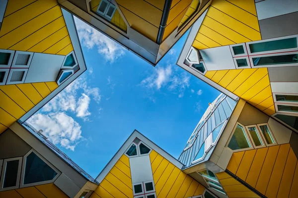 オランダ ロッテルダム 2017年5月11日 キューブハウス 建築家ピエット ブルームが設計した革新的なキューブ型住宅オランダ ロッテルダムのスペースを最適化するというアイデアが観光名所になりました — ストック写真