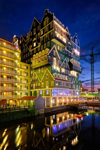 夜ライトアップ ザーンダムのザーンダム オランダ 2018 ゴールデン チューリップ ホテル 階建て高層ビル 2009 年にオープンのデザインは伝統的なオランダの家のシリーズの積み重ねの結果 — ストック写真