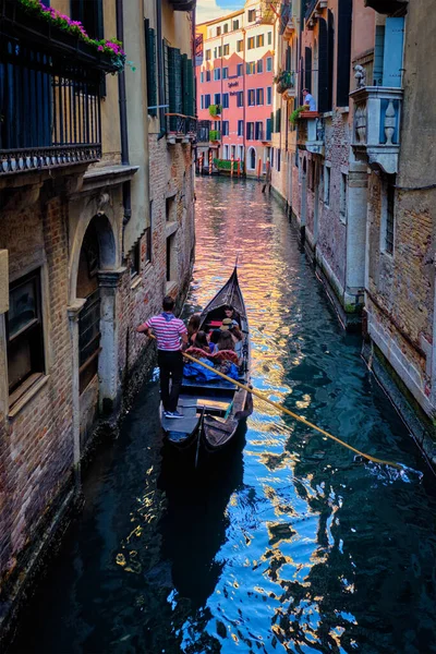 Venice Italy June 2018 Narrow Canal Colorful Old Houses Gondola — Stock Photo, Image