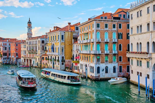 Venezia Giugno 2018 Canal Grande Con Barche Vaporetto Gondole Tramonto — Foto Stock