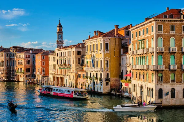 Venezia Giugno 2018 Canal Grande Con Barche Vaporetto Gondole Tramonto — Foto Stock