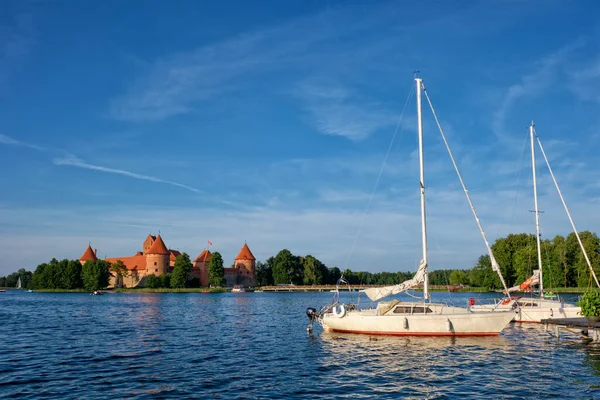日中ガルブ湖のヨットボートとトラカイ島城 リトアニア トラカイ城はリトゥアニアの主要観光スポットの一つです — ストック写真