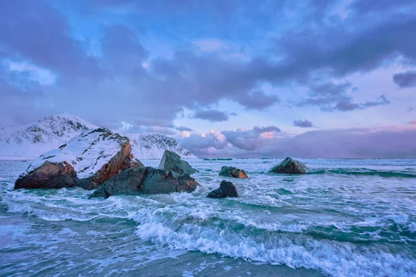 日落时分 挪威海浪在岩石海岸上的峡湾中飘扬 挪威Lofoten岛Skagsanden海滩 — 图库照片