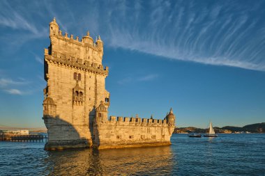 Belem Kulesi veya St. Vincent Kulesi - Lisboa 'nın ünlü turizm merkezi - gün batımında Tagus Nehri Tejo kıyısında. Lizbon, Portekiz turist yatıyla