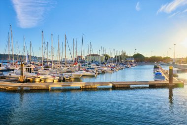 Lizbon marinası Tagus nehrinde. Gün batımında demirli yatları ve tekneleri var. Belem, Lizbon, Portekiz