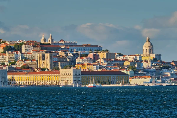 Вид Лиссабон Через Реку Тагус Алмады Яхт Туристических Лодок Закате — стоковое фото