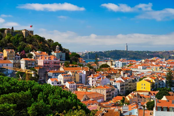 ミラドゥロ バロスからのリスボンの有名な景色聖ジョルジュ城とポルトガルの旗 4月25日橋 キリスト王像とアルファマ旧市街地区の観光の観点 ポルトガルのリスボン — ストック写真
