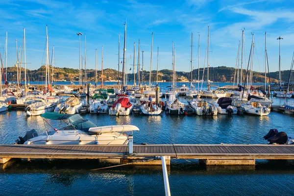 Lissabon Jachthaven Aan Rivier Taag Met Aangemeerde Jachten Boten Bij — Stockfoto