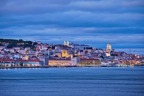 Вид Лиссабон Через Реку Тагус Проходящим Паромом Алмады Паромом Вечерние — стоковое фото