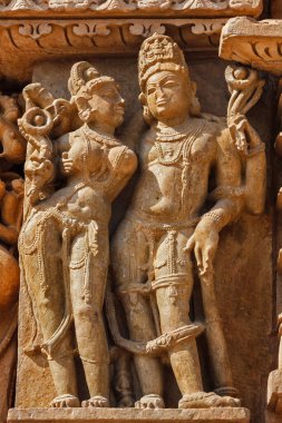 Adinath Tapınağı, Khajuraho, Madhya Pradesh, Hindistan 'daki taş oymacılığı yardım heykelleri
