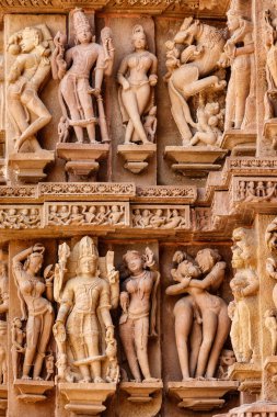 Ünlü erotik taş oyma heykeller, Lakshmana Tapınağı, Khajuraho, Hindistan. UNESCO Dünya Miras Listesi