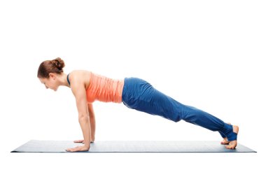 Yoga yapan kadın Utthita chaturanga dandasana (ya da phalakasana) - beyaz arka planda izole edilmiş dört bacaklı duruş pozisyonu