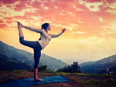 Kadın Yoga asana Natarajasana - şelale Himalayalar, açık havada dans poz efendisi yapıyor. Retro vintage etkisi filtre uygulanmış hippi tarzı görüntü.