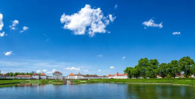 MUNICH, GERMANY - 8 Mayıs 2012: Schloss Nymphenburg Sarayı Panoraması. Bu Barok Sarayı, Wittelsbach Hanesi 'nden Bavyera' nın eski yöneticilerinin ana yazlık ikametgahıdır.