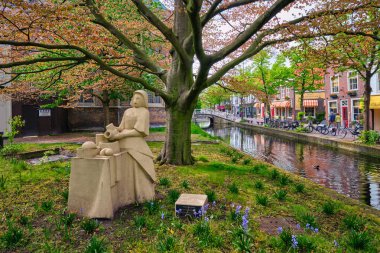 Delft, Hollanda - 12 Mayıs 2017: Sütçü Kız Het Melkmeisje heykeli Vermeer 'in ölümünün üçüncü yıldönümü anısına yapıldı.