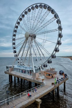 Lahey, Hollanda - 13 Mayıs 2017: Scheveningen İskelesi Strandweg, Kuzey Denizi kıyısındaki Dague Den Haag 'da dönme dolaplı bir sahil beldesi. Lahey, Hollanda